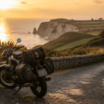 normandie en moto sur route campagne falaises