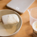 20 cl crème fraîche épaisse en gramme, bol de crème fraîche épaisse et doseur gradué