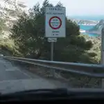 Calanques en voiture : panneau horaires et accès parking près de Sormiou