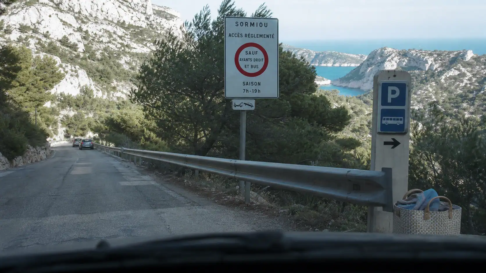 Calanques en voiture : panneau horaires et accès parking près de Sormiou