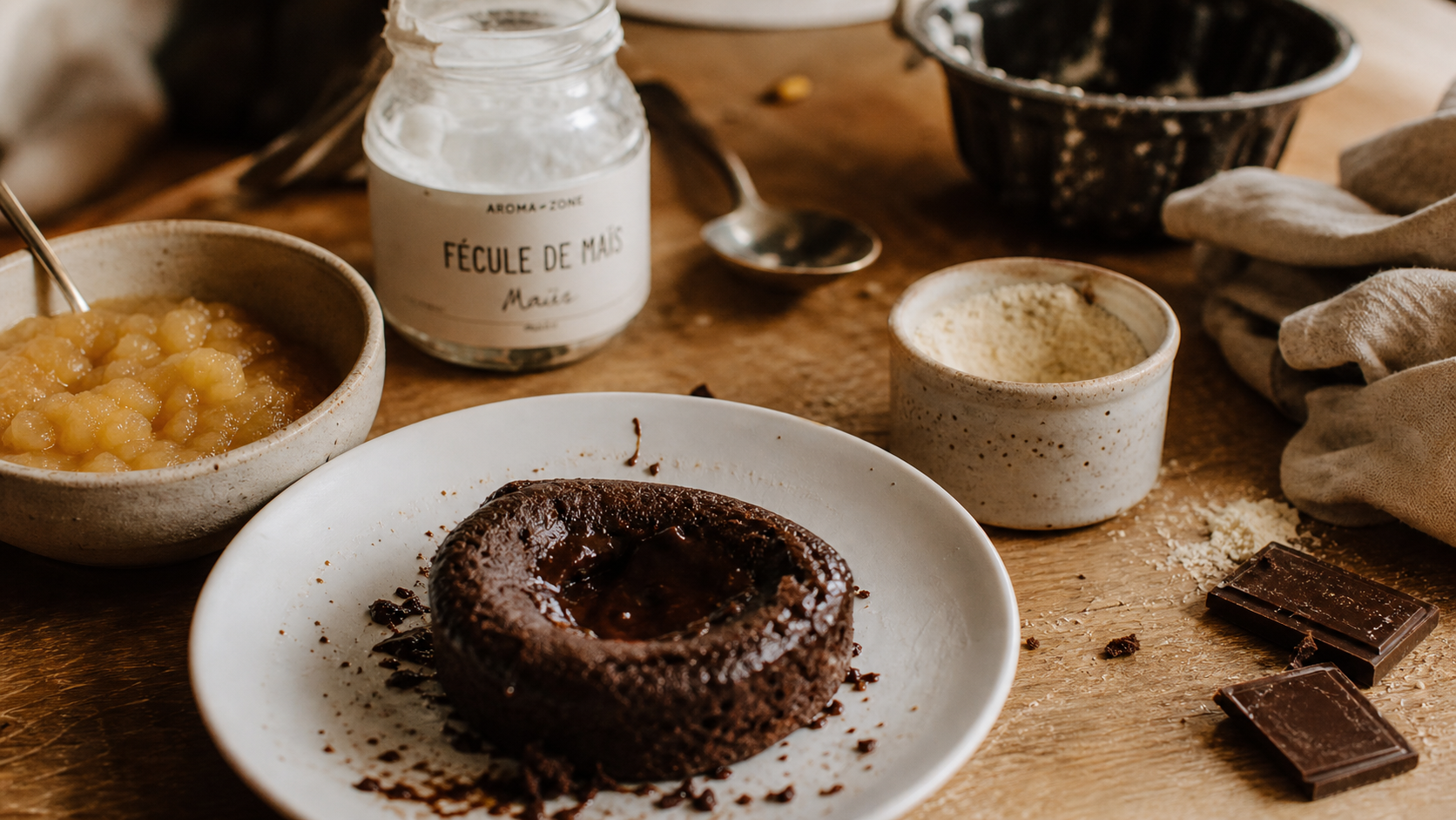 Gâteaux sans farine et sans œuf, fondant chocolat sur table en bois