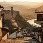 Quoi voir en albanie : ruelles de Berat vers la citadelle à l’heure dorée