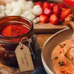 Sweet paprika powder : paprika doux en poudre dans un pot avec poulet