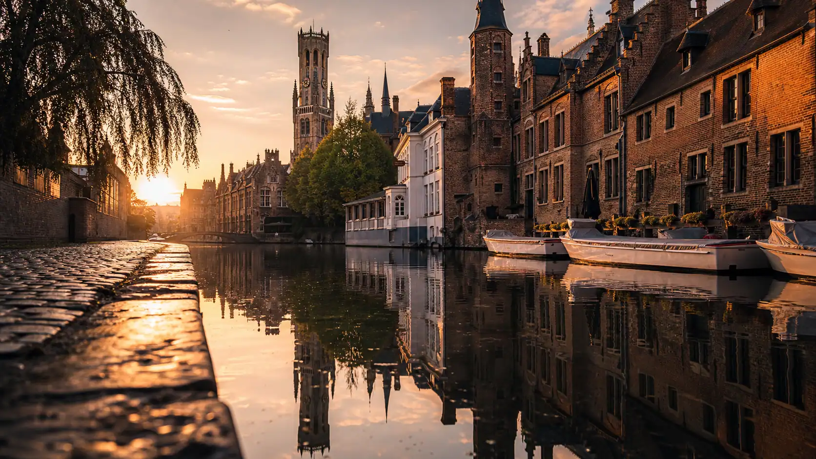 Visiter Bruges en 1 jour : Rozenhoedkaai et reflet du beffroi