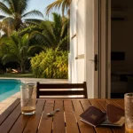 Bungalow sainte-marie martinique avec piscine turquoise, jardin et terrasse
