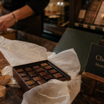 Chocolatier mont de marsan : coffret de chocolat artisanal en vitrine