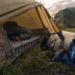 Equipement festival camping : tente au sec, sac de couchage, sol humide