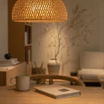 Suspension japandi en rotin tressé diffusant une lumière douce