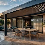 Terrasse couverte maison avec pergola légère, vue depuis le jardin
