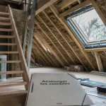 Aménager des combles : isolation et fenêtre de toit en chantier