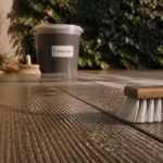 Nettoyer terrasse en composite : brosse douce et eau savonneuse sur lame composite humide