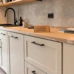 Rénover sa cuisine sans changer les meubles : façades, crédence et poignées